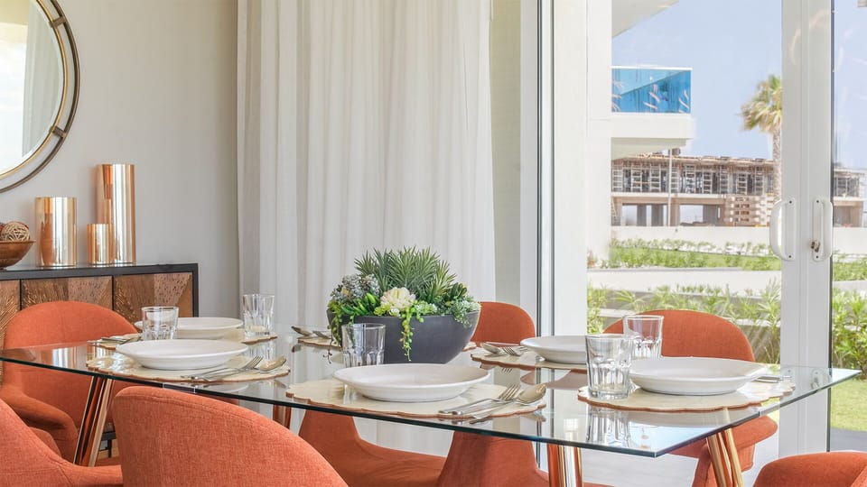 Detail of the dining table