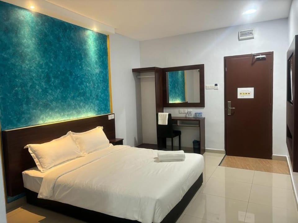 Deluxe Double Room | Desk, blackout drapes, iron/ironing board (on request), WiFi (free)