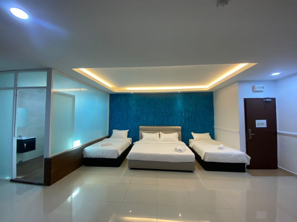 Family Suite | Desk, blackout drapes, iron/ironing board (on request), WiFi (free)