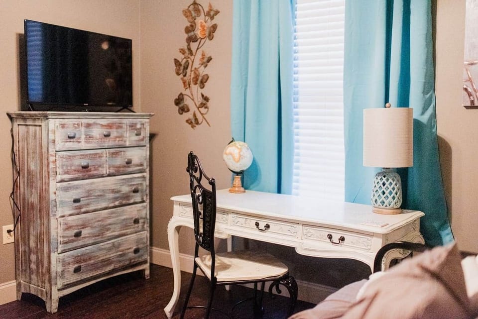 Third bedroom with a popup trundle to make a king bed