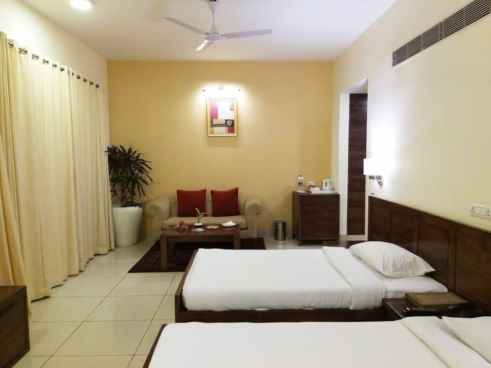 Deluxe Double or Twin Room | In-room safe, desk, laptop workspace, iron/ironing board