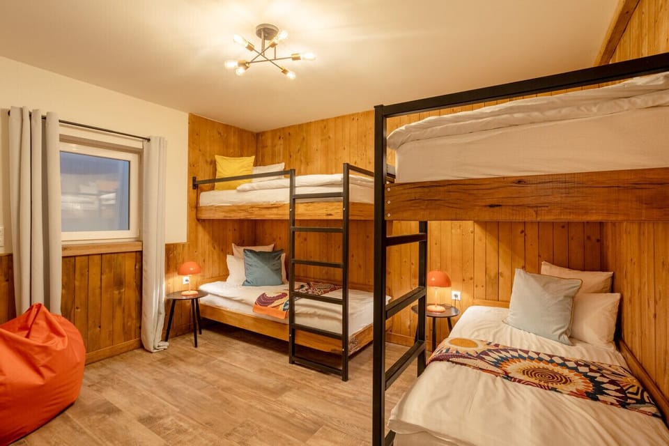 Ein liebevoll eingerichtetes Schlafzimmer im Industrial Style, das mit seinem minimalistischen Design, den markanten Metallakzenten und der sorgfältig ausgewählten Dekoration eine einzigartige und gemütliche Atmosphäre schafft.
