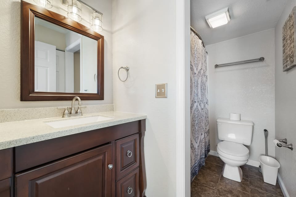 BATHROOM 1 IN MASTER BEDROOM
