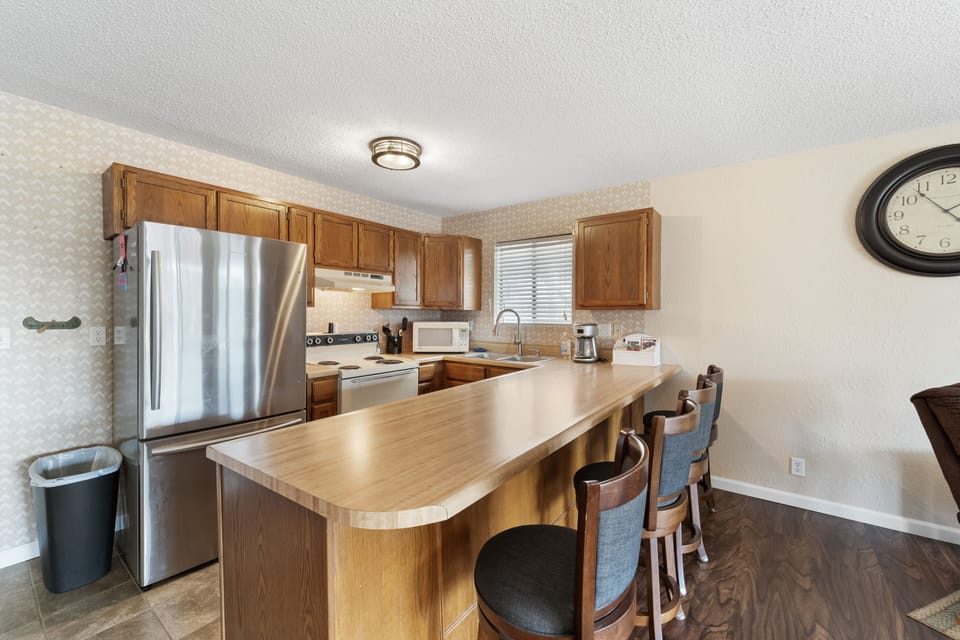 KITCHEN WITH BREAKFAST BAR