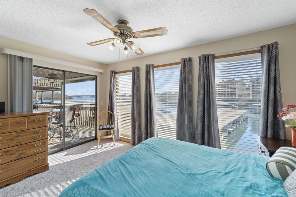 MASTER BEDROOM WITH QUEEN BED