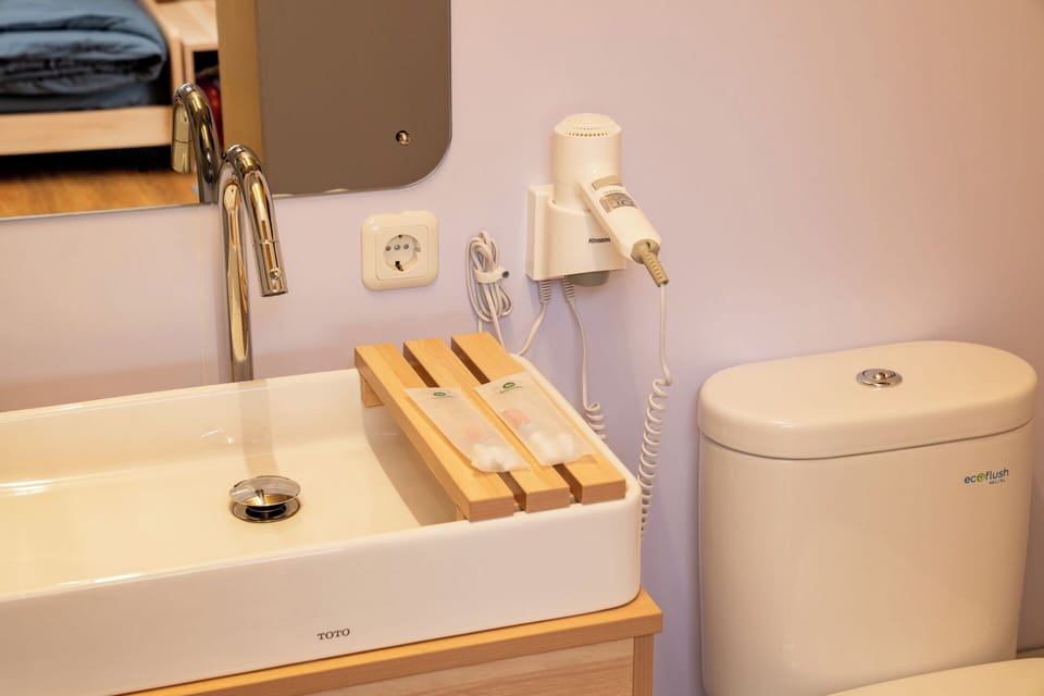 Shower, rainfall showerhead, free toiletries, hair dryer