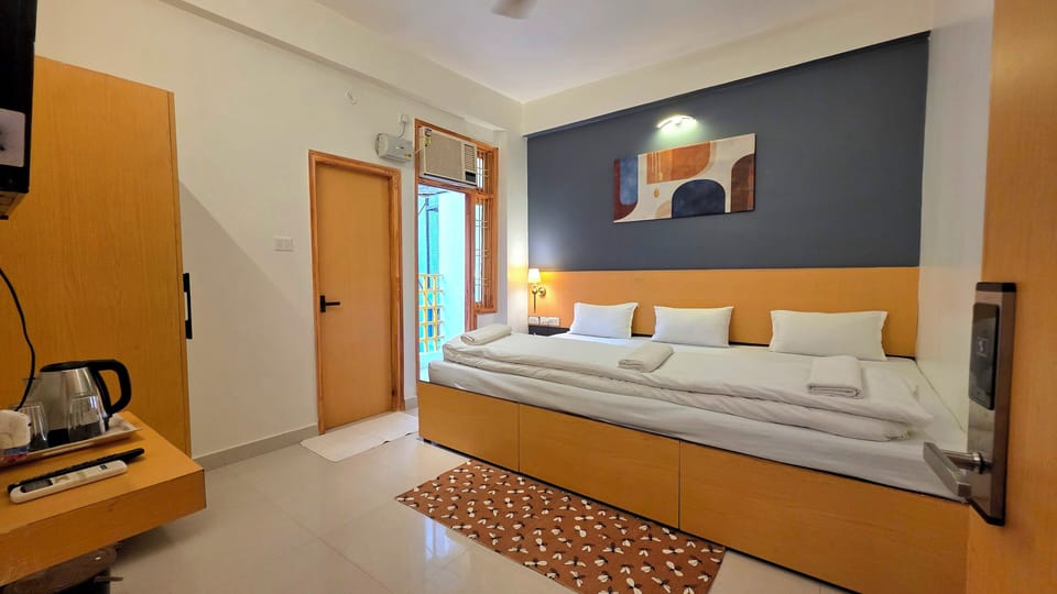 Deluxe Triple Room | Desk, laptop workspace, free WiFi, bed sheets