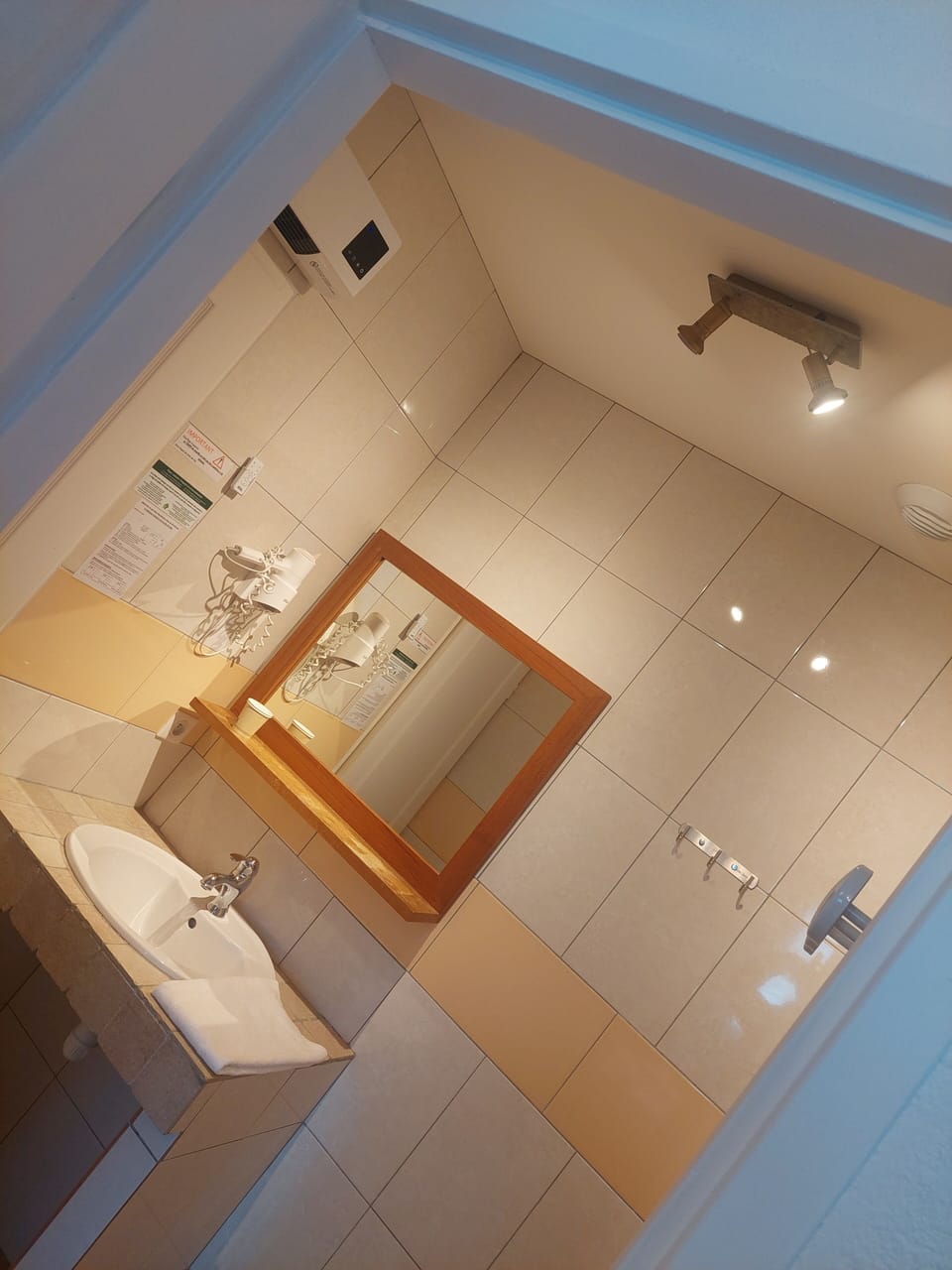 Classic Double or Twin Room | Bathroom