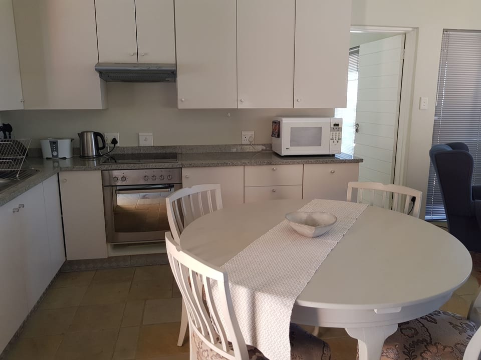 Executive Apartment, 1 Queen Bed, Non Smoking, City View | Private kitchen | Fridge, microwave, electric kettle, toaster