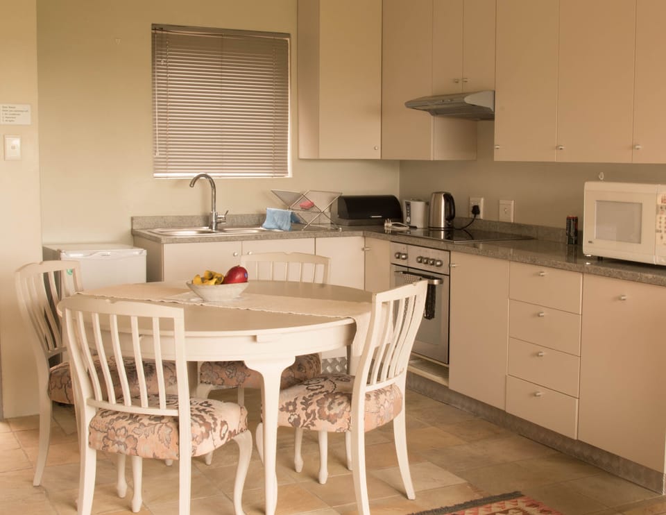 Executive Apartment, 1 Queen Bed, Non Smoking, City View | In-room dining