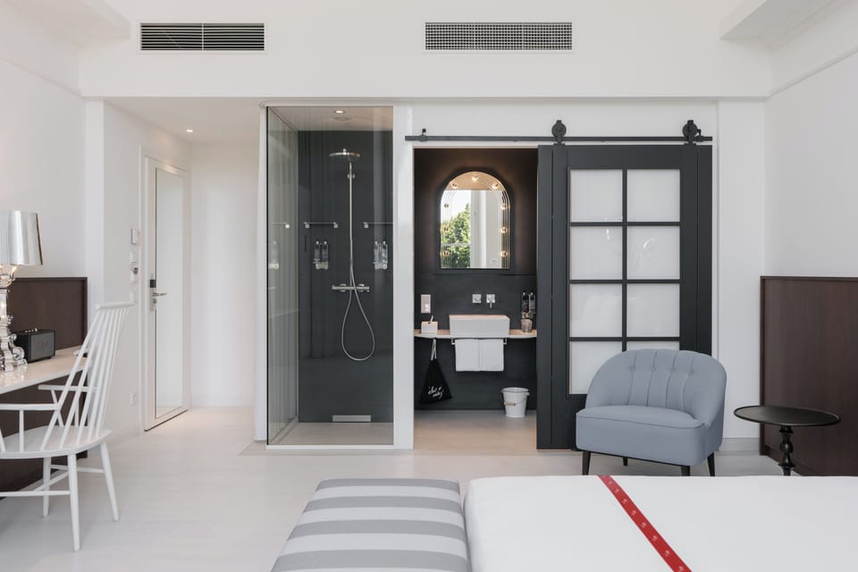 Shower, rainfall showerhead, free toiletries, hair dryer