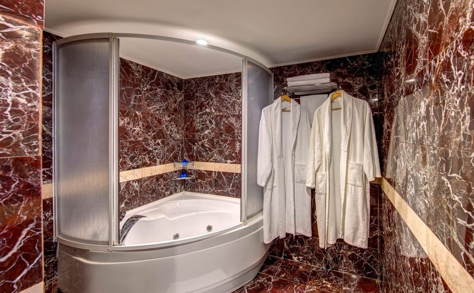 King Suite | Jetted tub