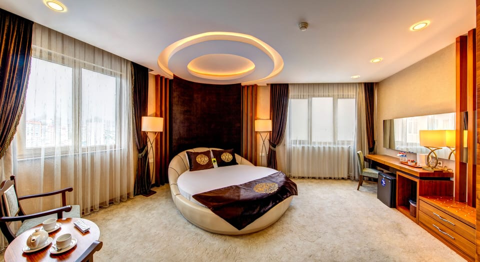 King Suite | Premium bedding, minibar, in-room safe, blackout drapes