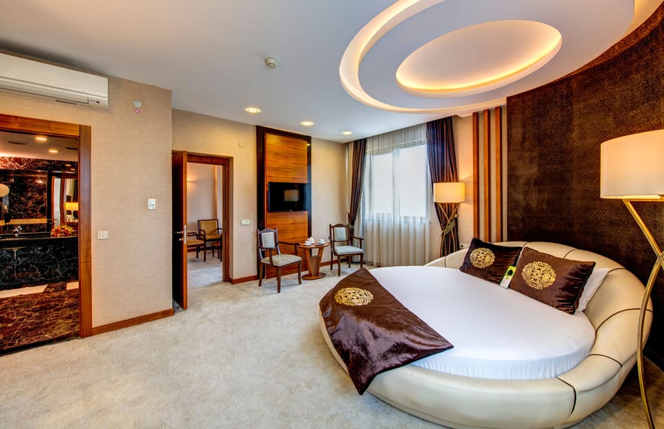 King Suite | Premium bedding, minibar, in-room safe, blackout drapes