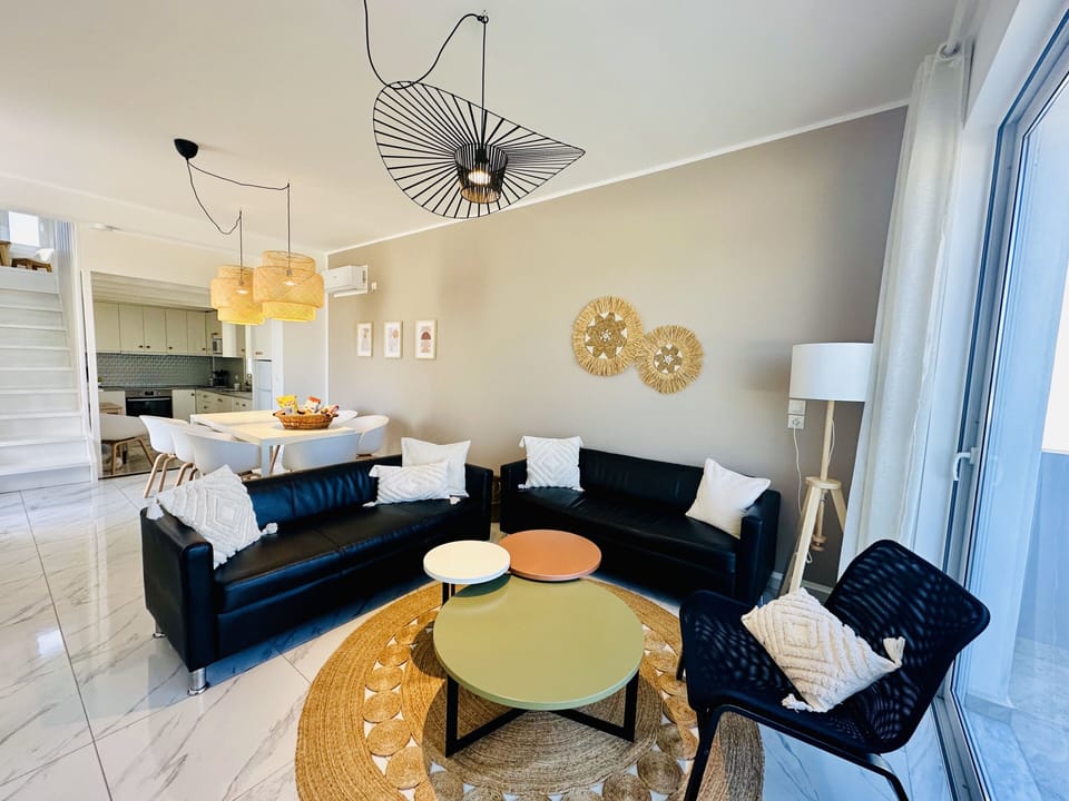 Villa, 4 Bedrooms, Smoking, Private Pool | Living room