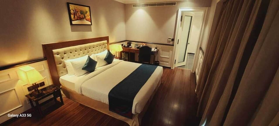 Premium Double Room, 1 Bedroom | Bathroom | Shower, rainfall showerhead, free toiletries, hair dryer