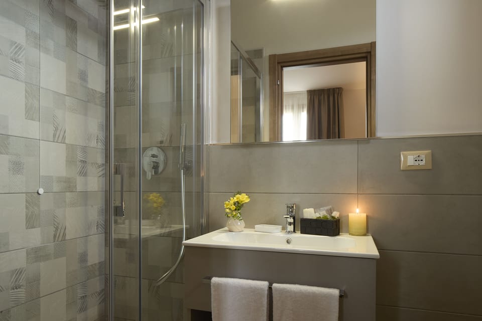 Deluxe Double Room, Garden View | Bathroom | Shower, rainfall showerhead, free toiletries, hair dryer