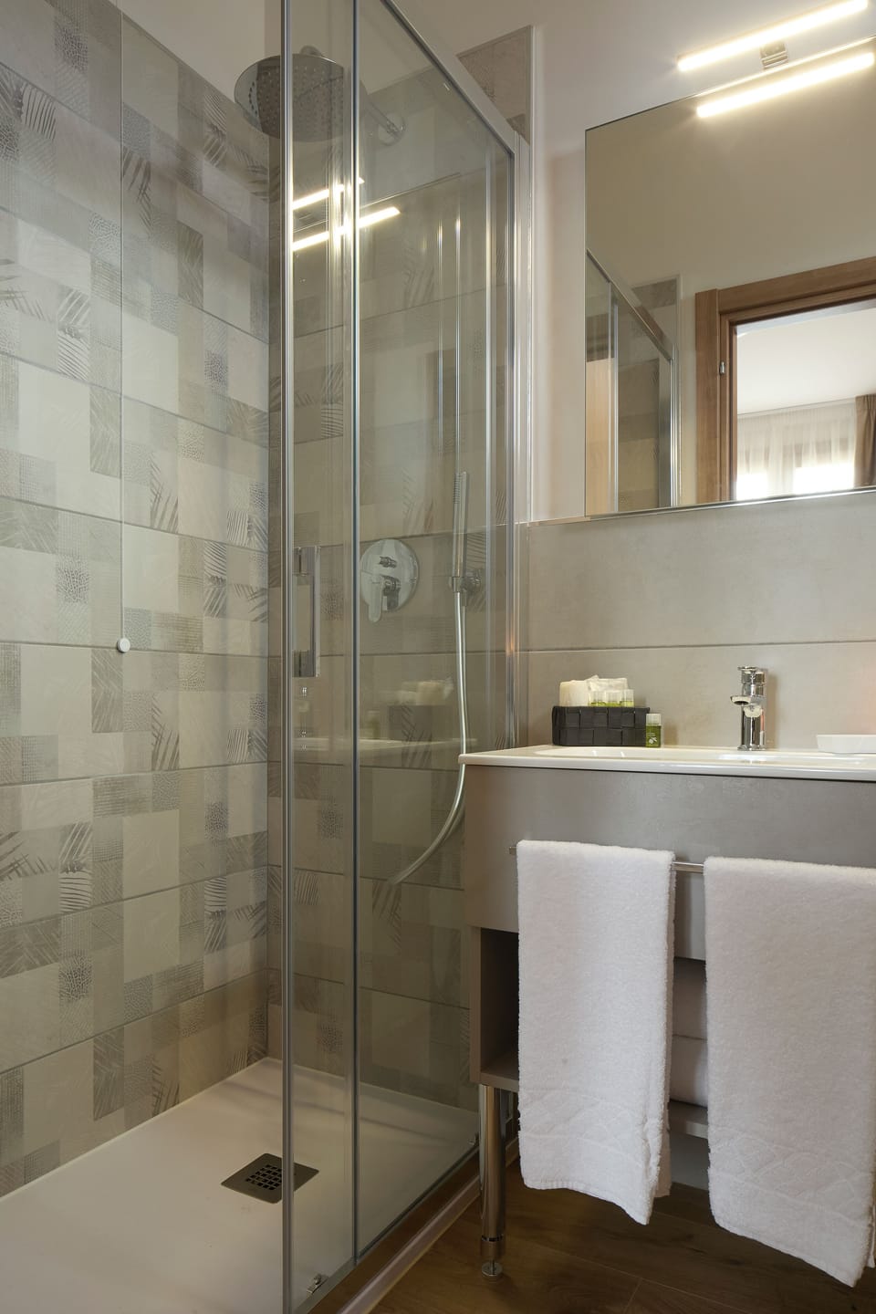Superior Triple Room | Bathroom | Shower, rainfall showerhead, free toiletries, hair dryer