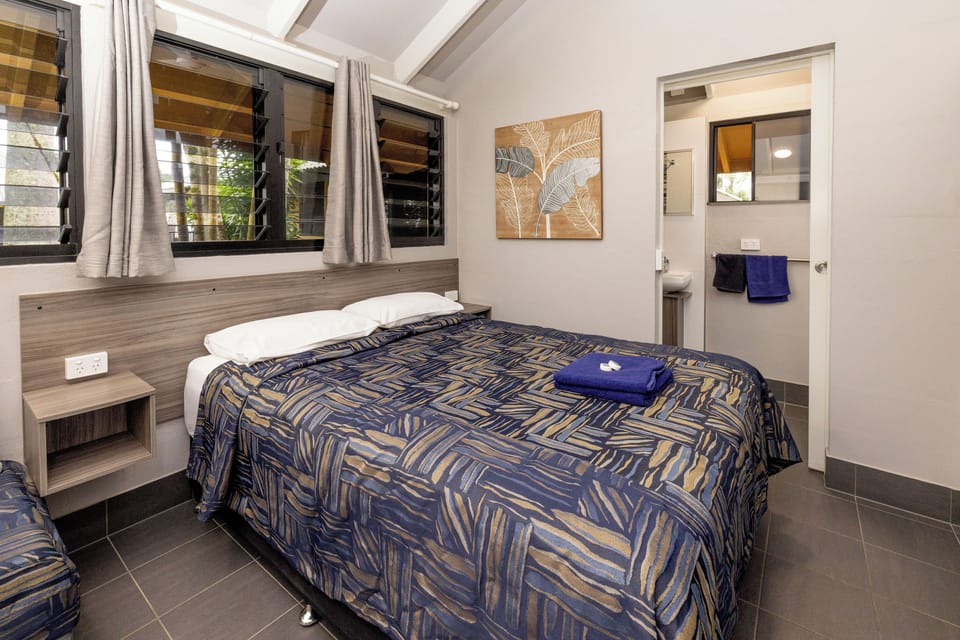 Superior Poolside Studio | Free WiFi, bed sheets
