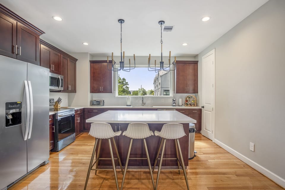 House | Private kitchen | Full-size fridge, microwave, oven, stovetop