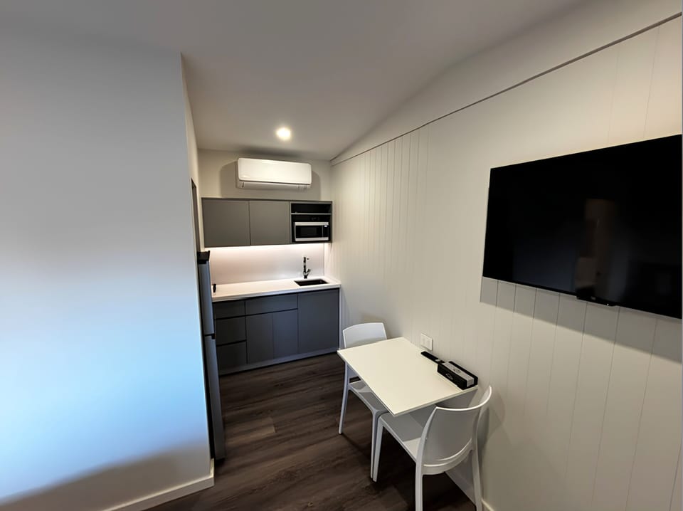 Deluxe 1 Bedroom Studio | Television