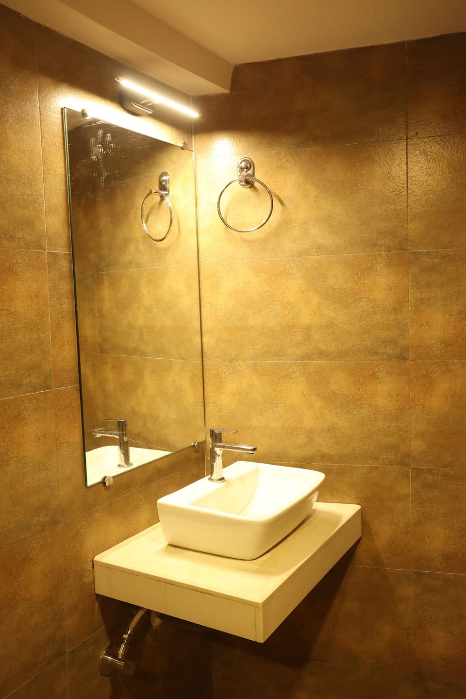 Superior Room | Bathroom | Free toiletries