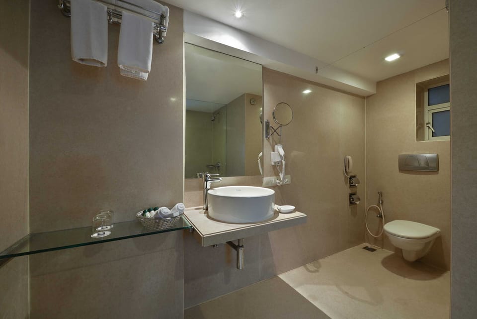Executive Room | Bathroom | Shower, rainfall showerhead, hair dryer, towels
