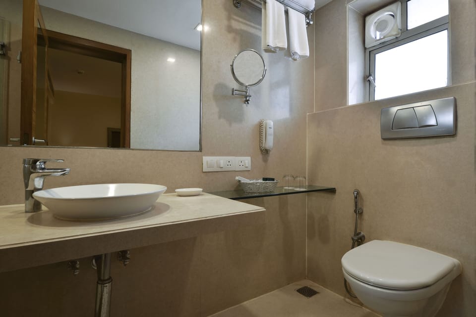 Deluxe Room | Bathroom | Shower, rainfall showerhead, hair dryer, towels