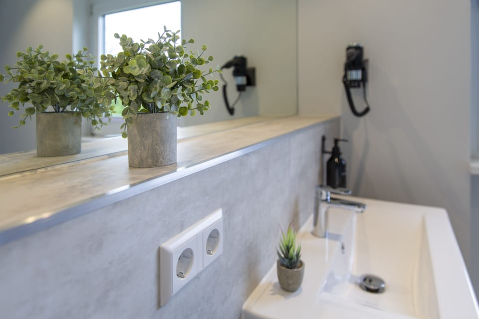 Shower, hair dryer, heated floors, towels