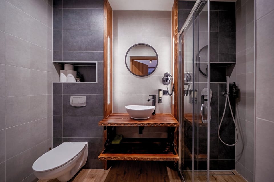 Pokoj 4-osobowy Deluxe z balkonem i widokiem na gory | Bathroom | Hair dryer, towels