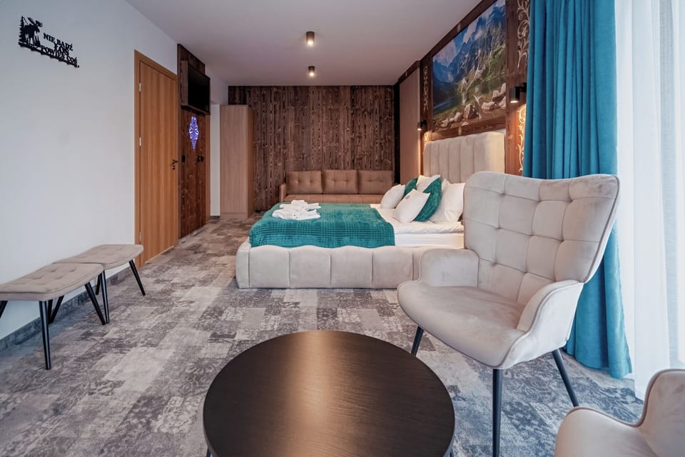 Pokoj 4-osobowy Deluxe z balkonem i widokiem na gory | 1 bedroom, WiFi (free), bed sheets