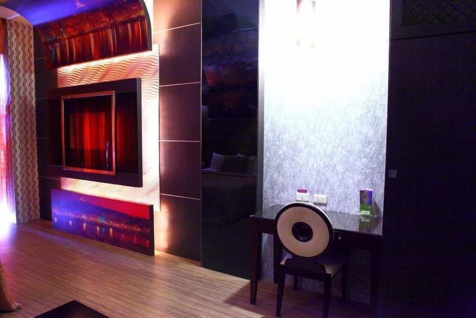 Business Room (No Garage) | Desk, free WiFi