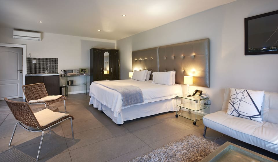 Penthouse, 1 King Bed, Garden View | Premium bedding, in-room safe, individually furnished, desk
