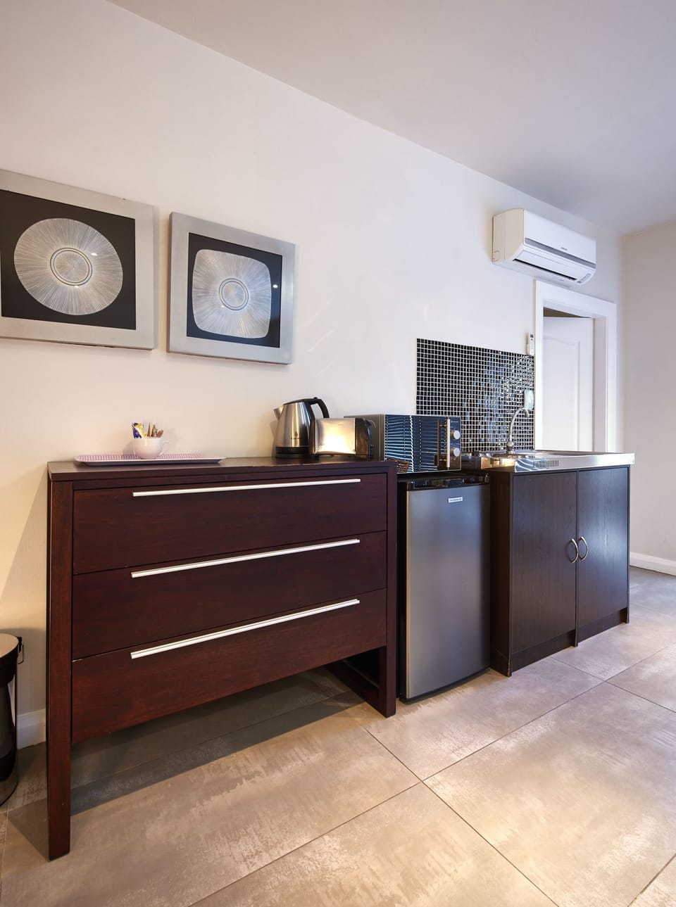 Penthouse, 1 King Bed, Garden View | Mini-refrigerator