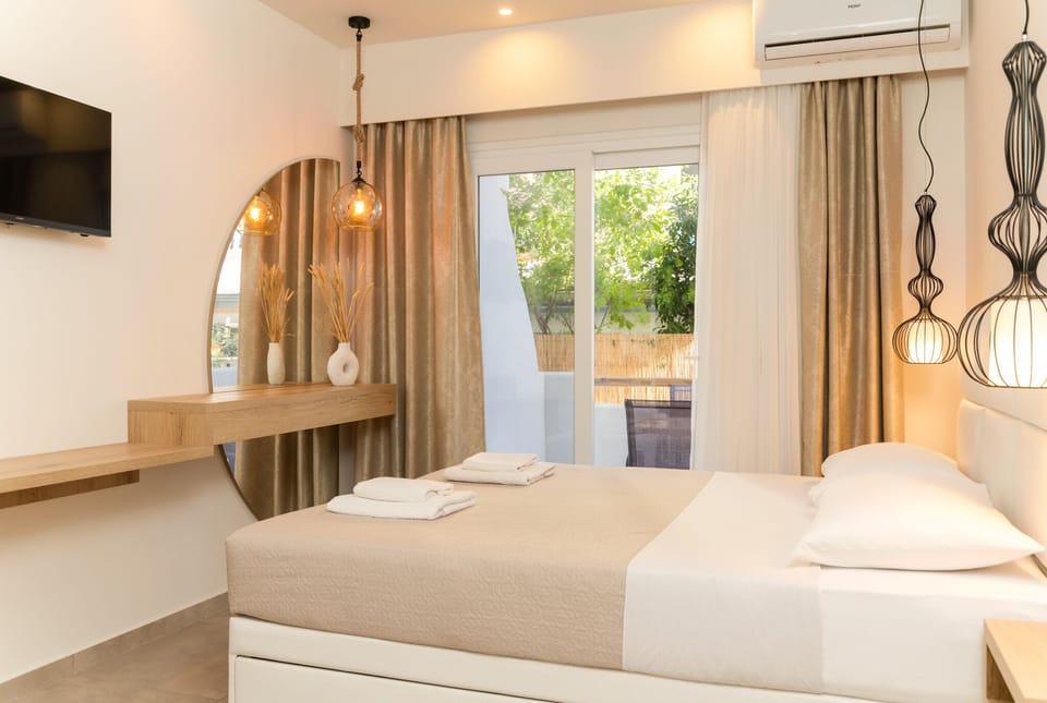 Deluxe Room | 1 bedroom, desk, soundproofing, free WiFi