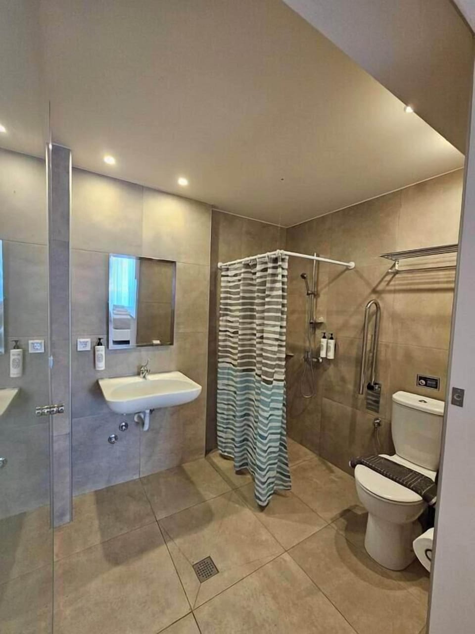 Basic Room | Bathroom | Shower, rainfall showerhead, free toiletries, hair dryer