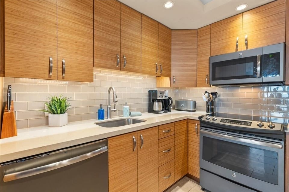 Condo, 2 Bedrooms | Private kitchen | Fridge, oven, stovetop, coffee/tea maker