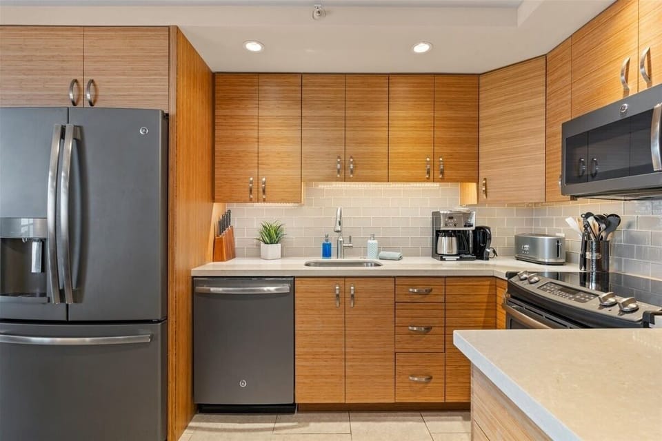 Condo, 2 Bedrooms | Private kitchen | Fridge, oven, stovetop, coffee/tea maker