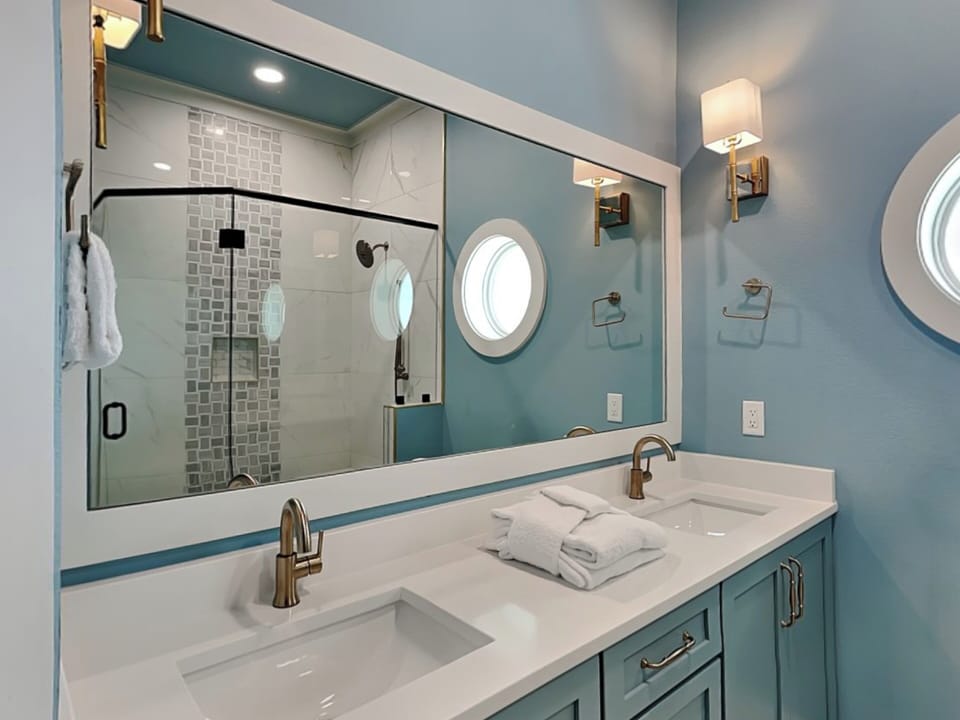 Primary Bathroom, Third Floor