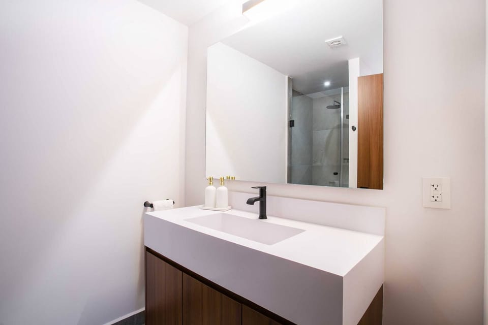 Full bathroom well-stocked