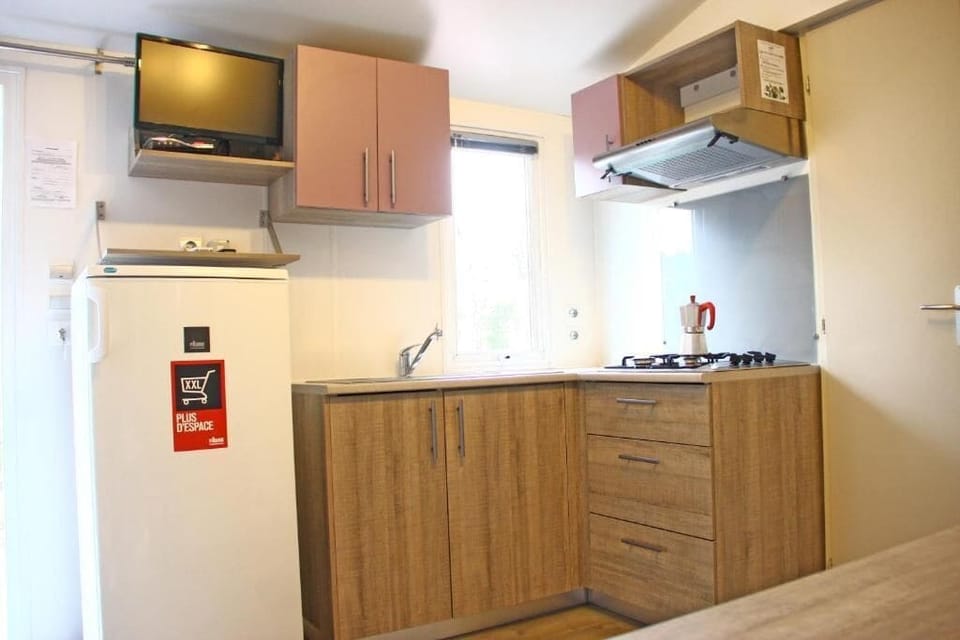 Comfort Mobile Home, 2 Bedrooms | Private kitchen | Full-size fridge, stovetop, highchair, cookware/dishes/utensils