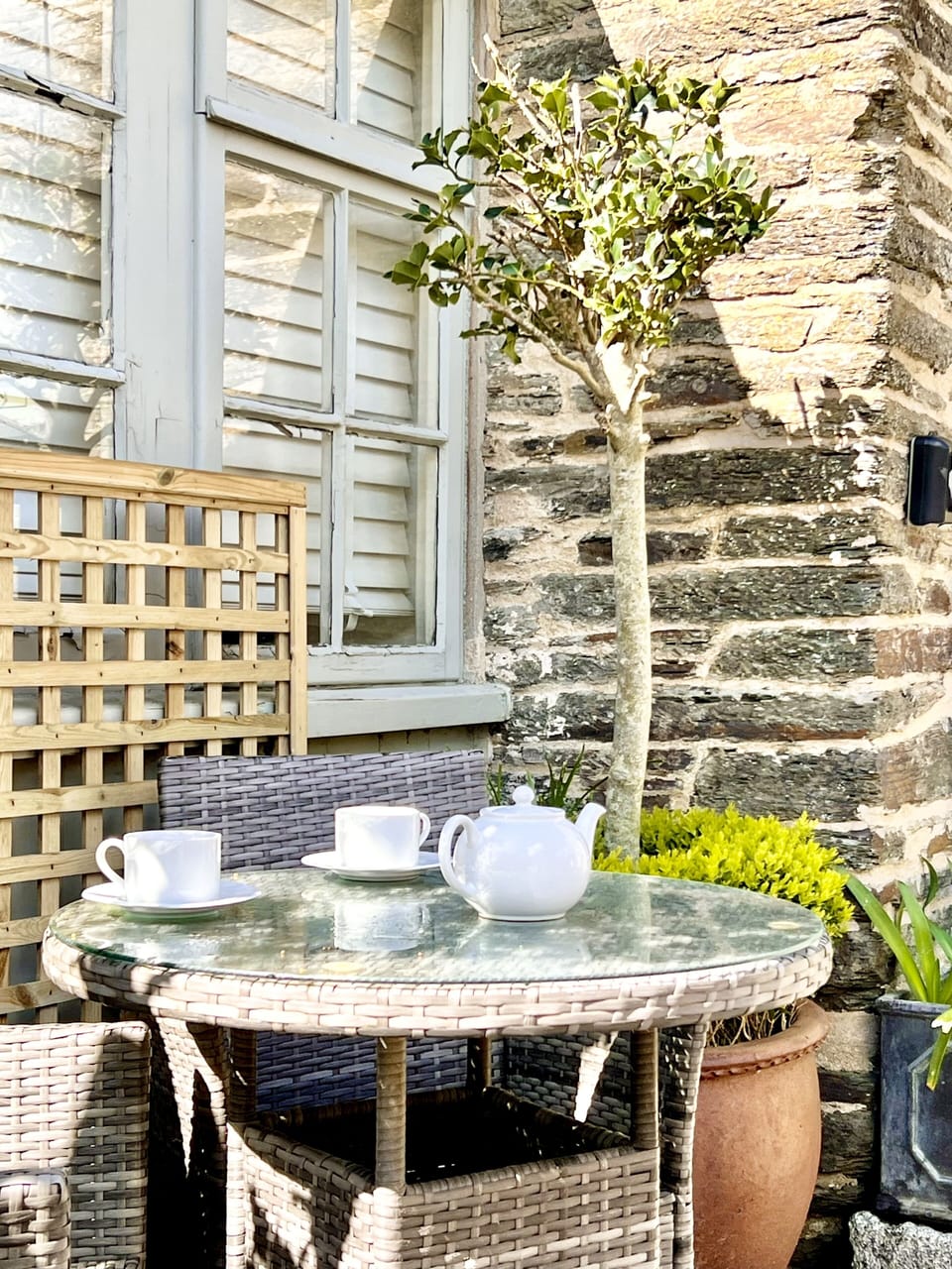 Perfect morning nook for tea and breakfast.
