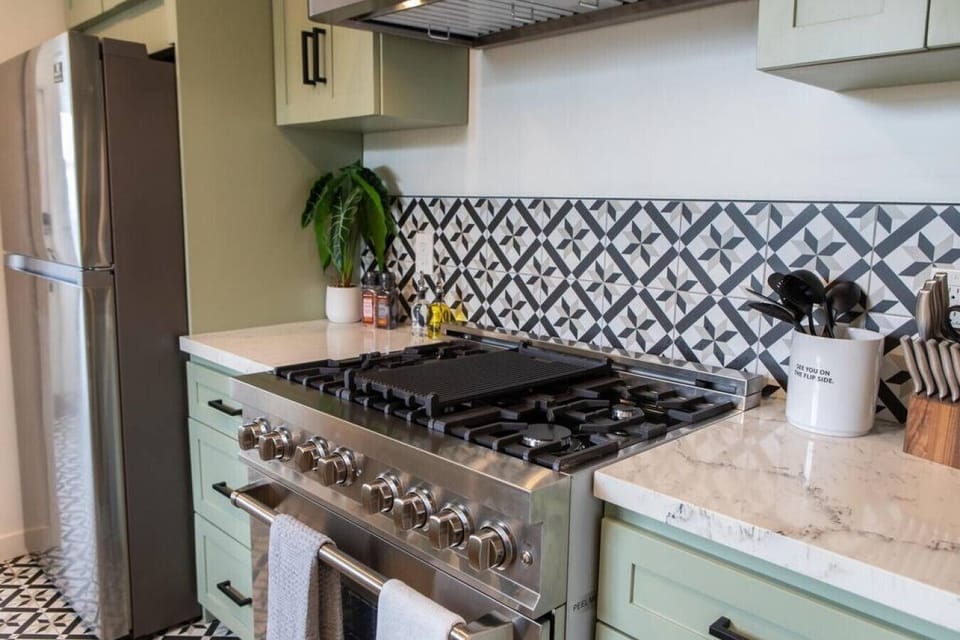 Full kitchen with great appliances.