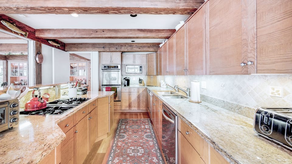 Chalet | Private kitchen | Full-size fridge, microwave, oven, stovetop