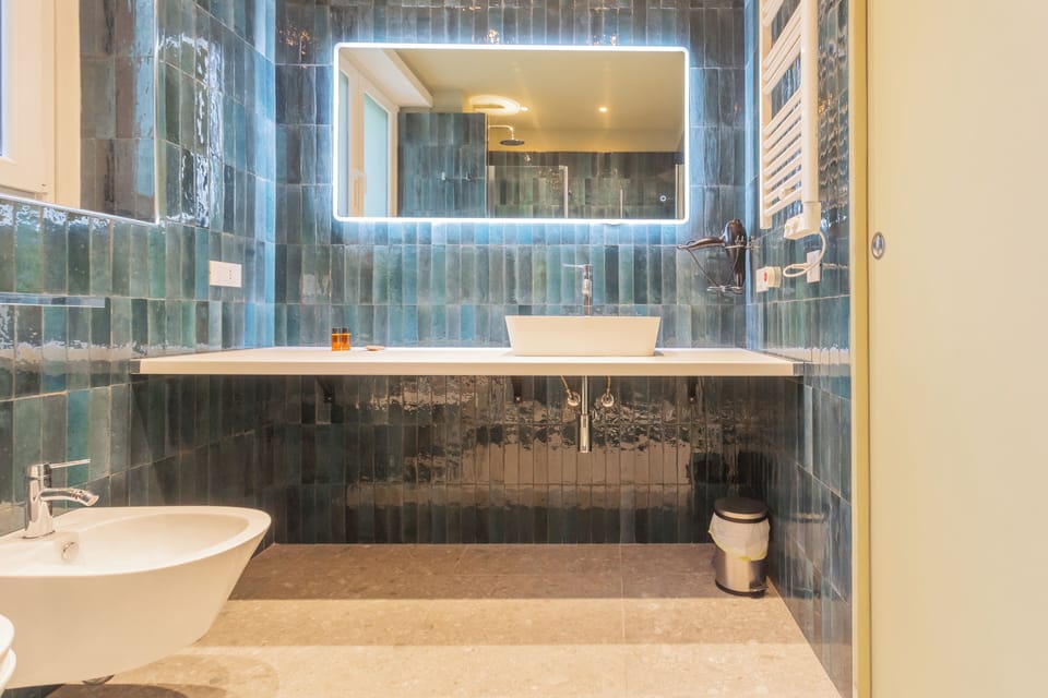 Design Triple Room, Garden Area | Bathroom | Shower, rainfall showerhead, hair dryer, bidet