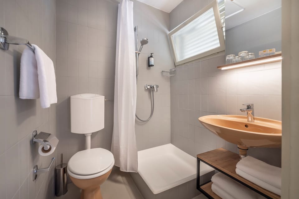 Room for 2 balcony | Bathroom | Towels