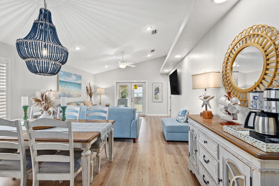 House, Multiple Beds, Patio, Garden View (307 Laguna St) | Dining