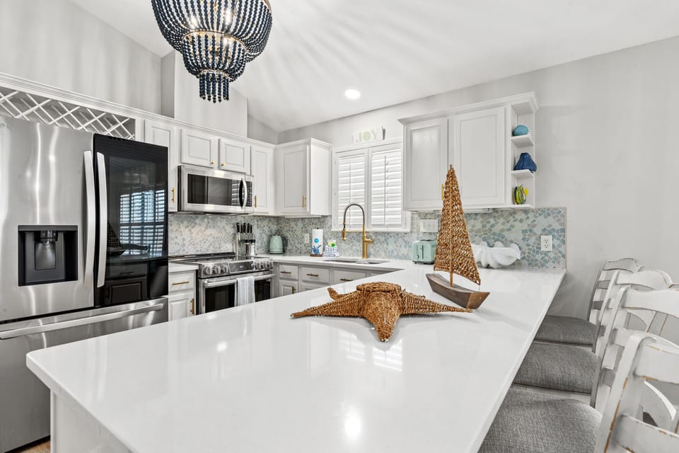 House, Multiple Beds, Patio, Garden View (307 Laguna St) | Private kitchen | Fridge, microwave, oven, stovetop