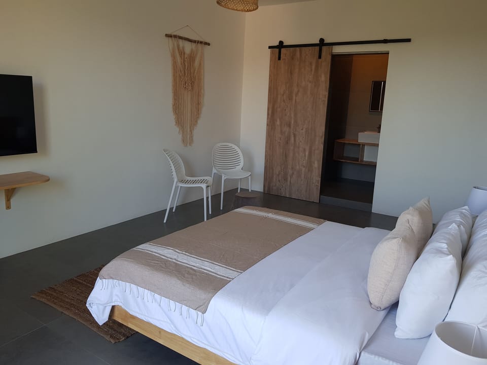 Standard Double Room | Minibar, in-room safe, laptop workspace, blackout drapes