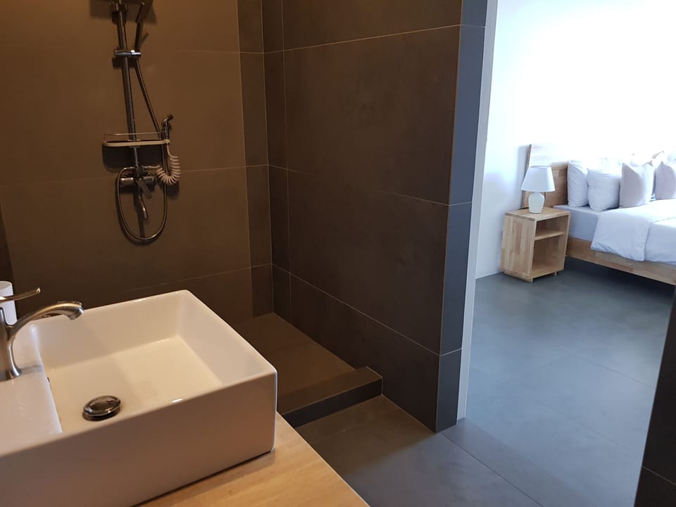 Standard Double Room | Bathroom | Separate tub and shower, rainfall showerhead, free toiletries